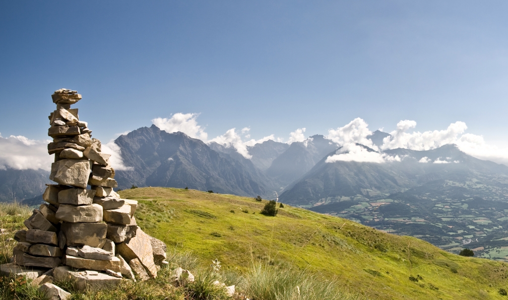 benisa -  Istock -  Panorama sur la vallée de Champsaur;France - Le tour des Ecrins - 3