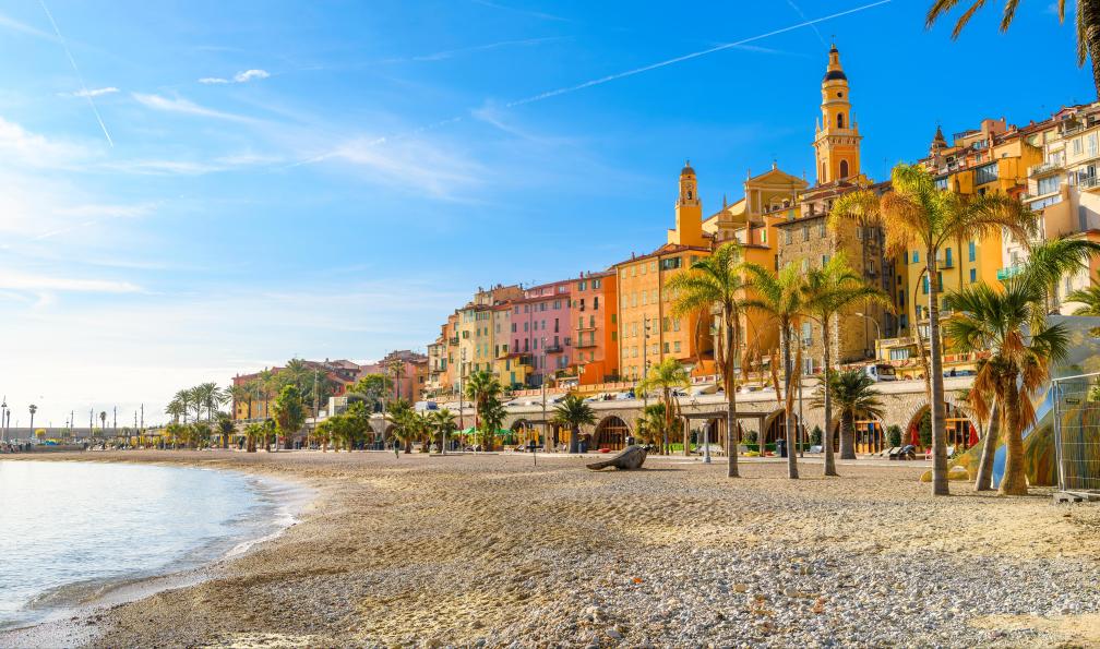 Kirk Fisher - stock.adobe.com - Plage et ville de Menton en bord de mer Méditérranée, France - Les balcons d'Azur : de Menton à Nice - 9