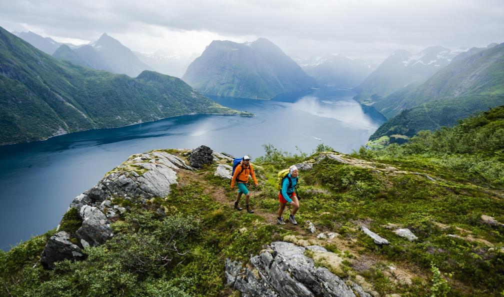 Visit Norway -  Randonneurs au-dessus d'un fjord, Hjorundfjorden, T6H8, T688, sud Norvège. - Les fjords du Sud norvégien - 7