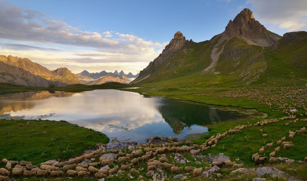 Marco  -  Barone -  Shutterstock -  Crépuscule sur le lac et col de Cerces;France - Vallée de la Clarée  - 2