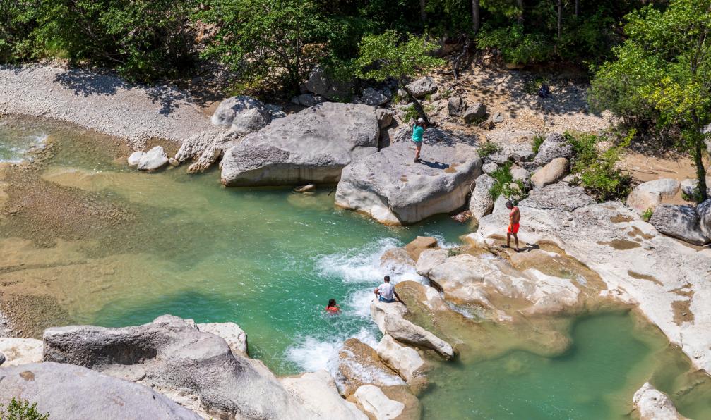 IMAREVA - Adobe stock - Personnes se baignant dans les forges de la Méouge, parc naturel régional des Baronnies provençales, Hautes-Alpes, France - Escapade en Baronnies Provençales - 2