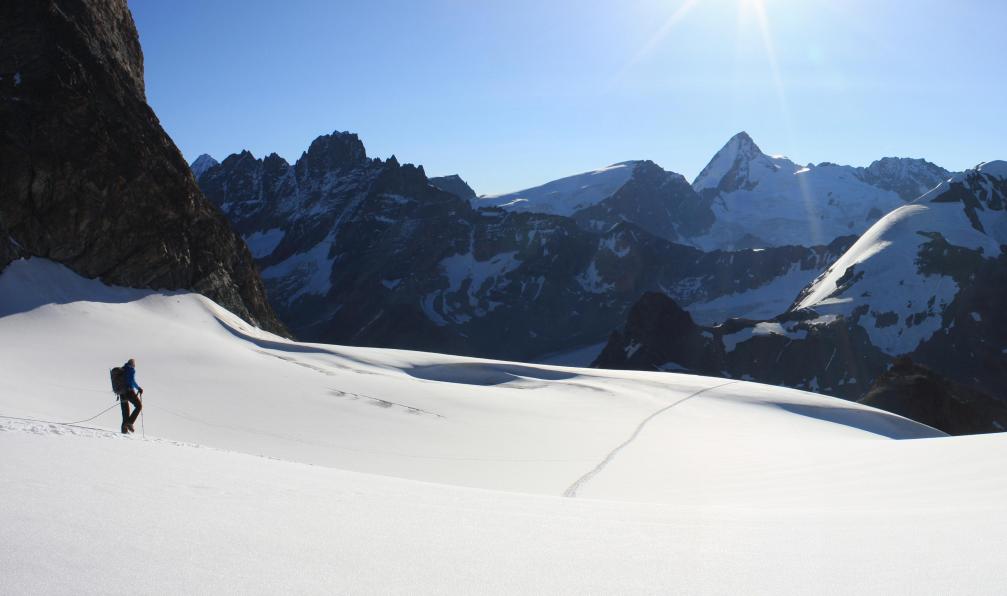 ap1263 - stock.adobe.com - Le col de l'évêque enneigé et son panorama, Alpes, Suisse - Le meilleur de la "Haute Route" - 4