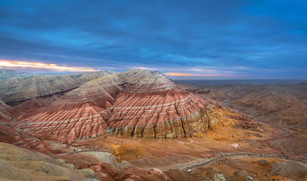 bbsferrari - Adobe Stock - Vue panoramique des montagnes Aktau au lever du soleil dans le parc national dAltyn Emel, Kazakhstan - Joyaux kazakhs & kirghizes : entre lacs et canyons - 7