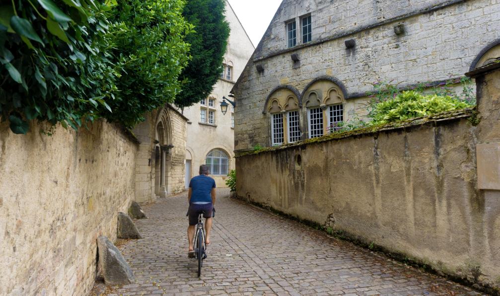 Nogues - David - Cycliste dans les ruelles de Beaune, Bourgogne, France - Les vignobles de Bourgogne à vélo - 3