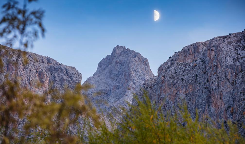 Suzi - Adobe Stock - Montagnes et Lune dans le Parc national dAladaglar, Taurus, Turquie - Aux portes du ciel : Cappadoce, Taurus et Ararat - 6