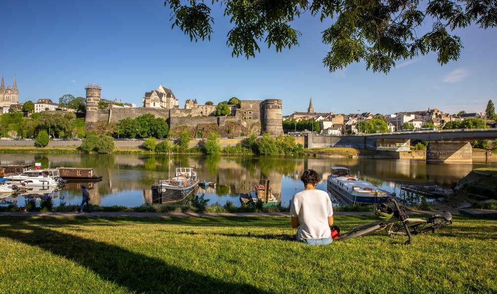 RYO - Thierry - Adobe Stock - Cycliste au bord de la Maine à Angers, Loire, France - De Tours à Angers, à vélo au fil de la Loire - 3
