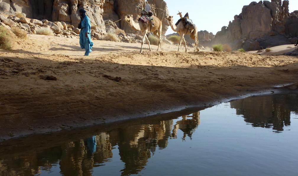 Doucet - Regis - Adobe stock - Touareg longeant un cours d'eau dans le désert avec ses chameaux - Rendez-vous à Essendilène - 7