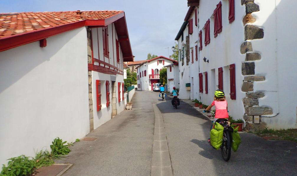 Riva - Gaël - Cycliste dans un village du pays basque, Pyrénées, France - Traversée du pays basque à vélo - 2