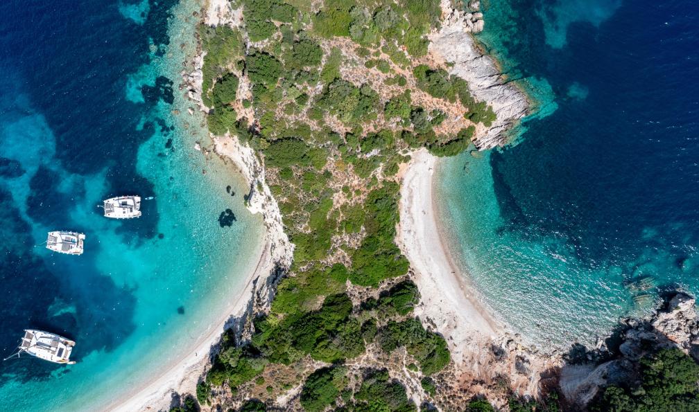 Zstock - Adobestock - La superbe plage de Gidaki sur lîle dIthaque. - Voile et rando en mer Ionienne  - 6