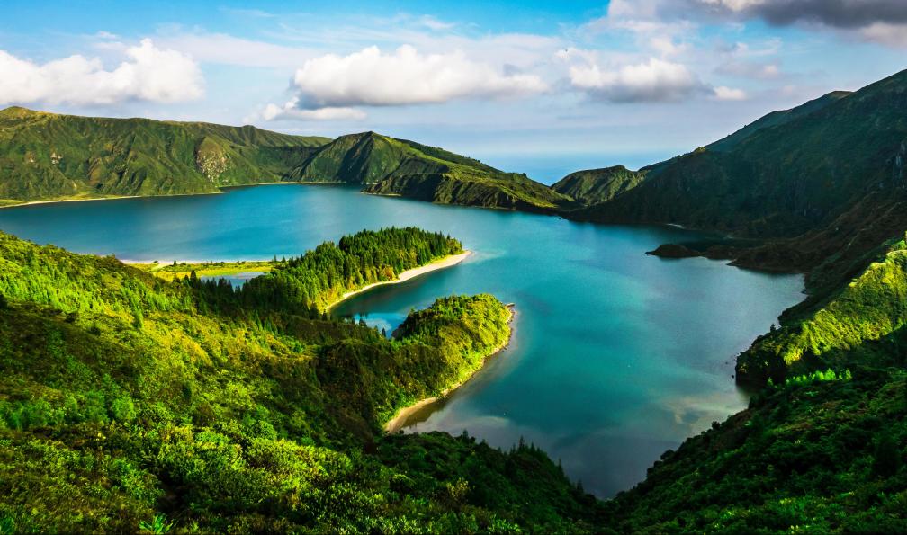 Doleesi - Adobe Stock - Paysage de Lagoa do Fogo lac sur lîle de Sao Miguel île des Açores. - Les Açores d'îles en îles  - 3