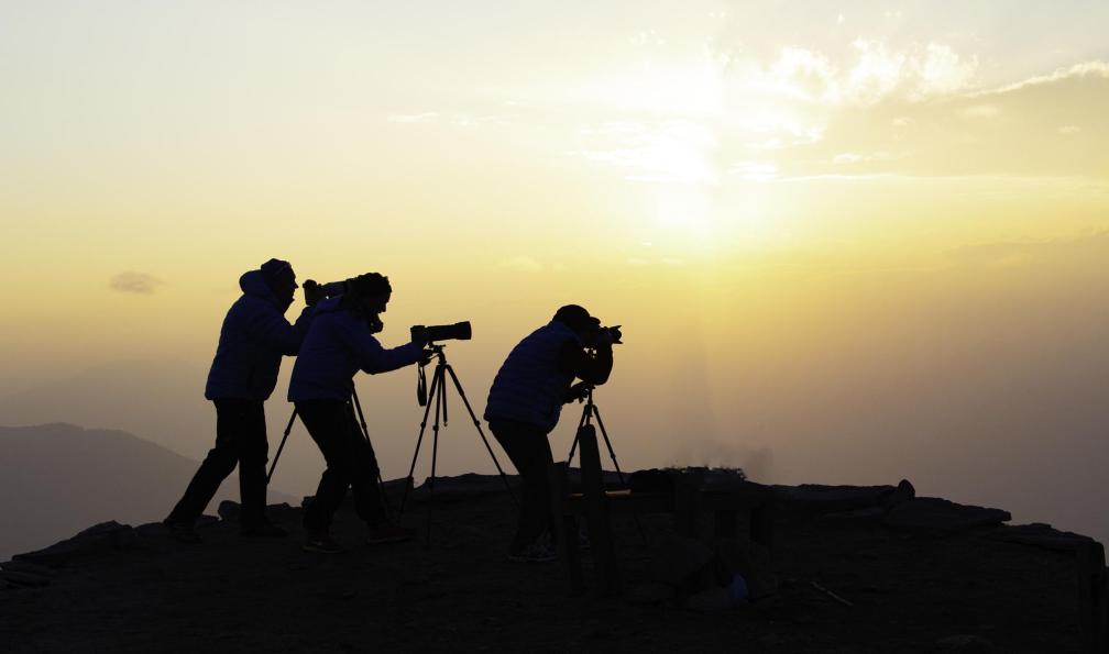 Colonel - Mario - Photographes au sommet d'une montagne prenant des clichés sous le coucher de soleil, Himalaya - Voyage photo avec Mario Colonel: le Bhoutan  - 2