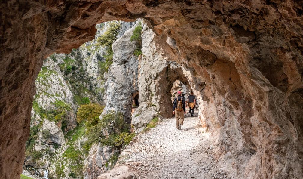 imagoDens - Adobe Stock - Randonneurs dans la pittoresque gorge du Cares dans les Picos de Europa, dans les Asturies en Espagne - De la mer aux Picos de Europa - 14