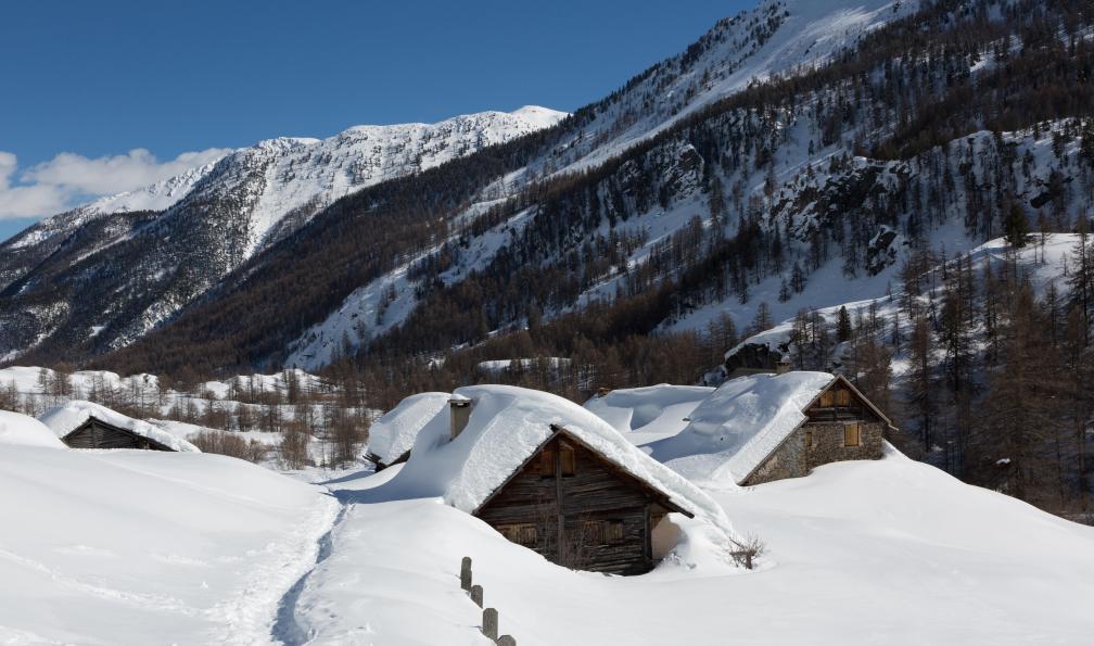 panosud360 - Adobe stock - Montagnes et chalets sous la neige - Nevache  - Lumineux val Clarée à raquettes - 7