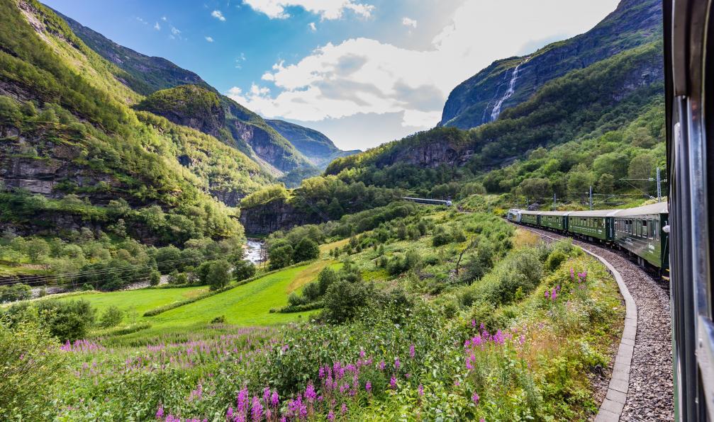 HildaWeges - Adobe stock - Vue depuis le plus beau voyage en train Flamsbana entre Flam et Myrdal à Aurland dans l'ouest de la Norvège - Des fjords aux Lofoten - 3