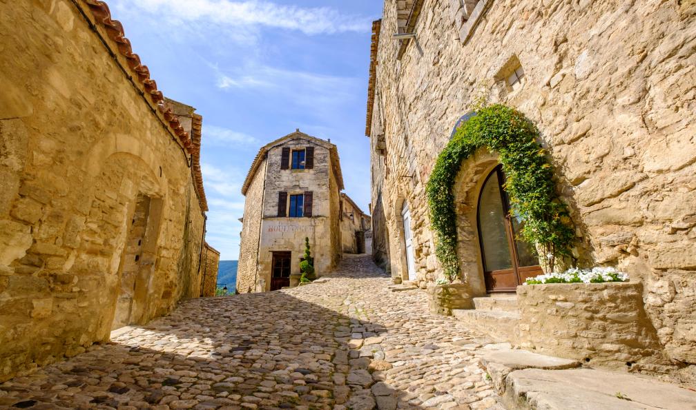 Marina - Adobe Stock - Rue pavée du village de Lacoste, France - Le Luberon, senteurs de Provence - 3