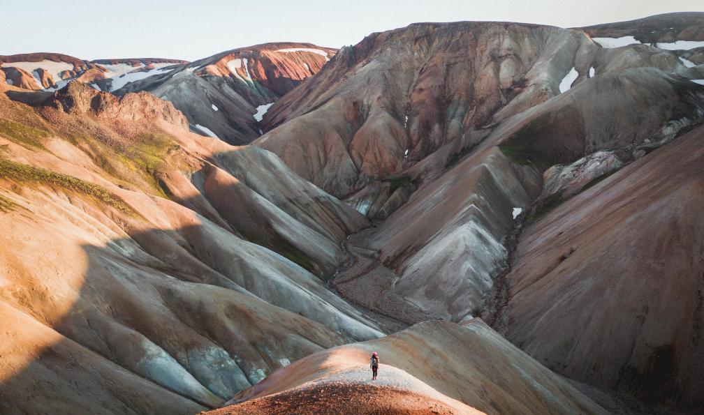 Icelandic Explorer - Visit Iceland - Randonneur sur les rondeurs des montagnes de Landmannalaugar, Islande - Le trek de Landmannalaugar en liberté - 1