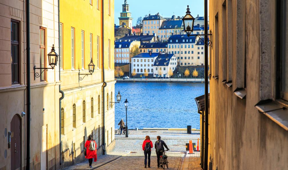 goncharovaia - Adobe Stock - Couple marchant dans les rues pavées de Riddarholmen, Gamla stan, vieille ville, mer Baltique, Stockholm, Suède - Les secrets de Stockholm et de son archipel - 3