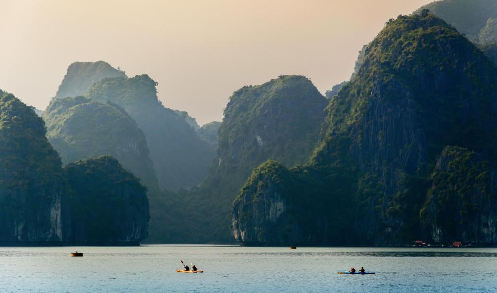 Alvaro Faraco -  istock -  Kayak dans la baie d'Along, Viêtnam - L'intégrale du Vietnam - 4