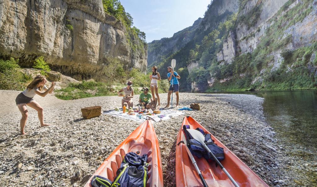 G.DESCHAMPS - CRT Occitanie -  Pique-nique lors d'une descente en canoë entre amis au bord de la rivière dans les Gorges du Tarn - Rando-Canoë dans les gorges du Tarn - 4