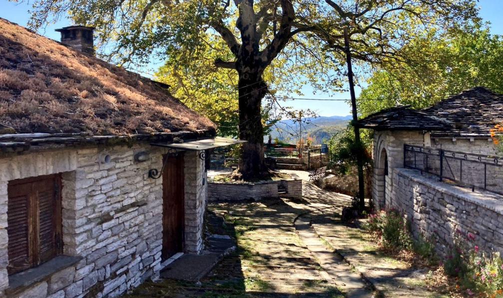 Off Beat Travel - Ruelle d'un village des Zagoria, Grèce - La trilogie des Balkans - 4