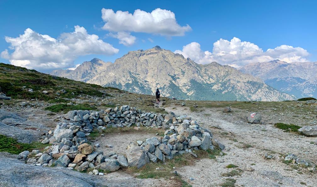 C.WILL - Adobe stock - Randonneuse face au Monte d'Oro en Corse - Le GR20 en liberté, à la carte - 2