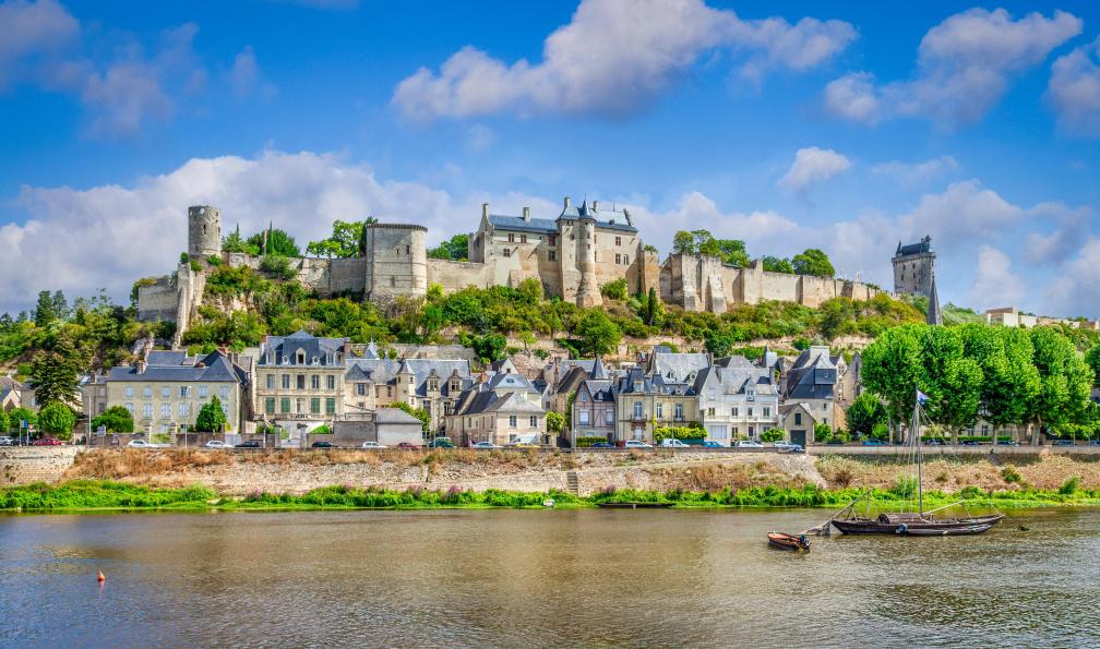 Colin & Linda McKie - Adobe Stock - Chinon et les bords de la Vienne, Loire, France - De Tours à Angers, à vélo au fil de la Loire - 7