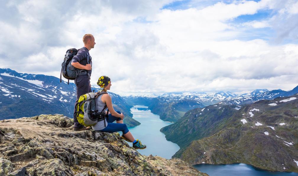 lkoimages - Adobe Stock - Randonneurs admirant les fjords, zone de Besseggen, Norvège - Randonnées au coeur des fjords - 5