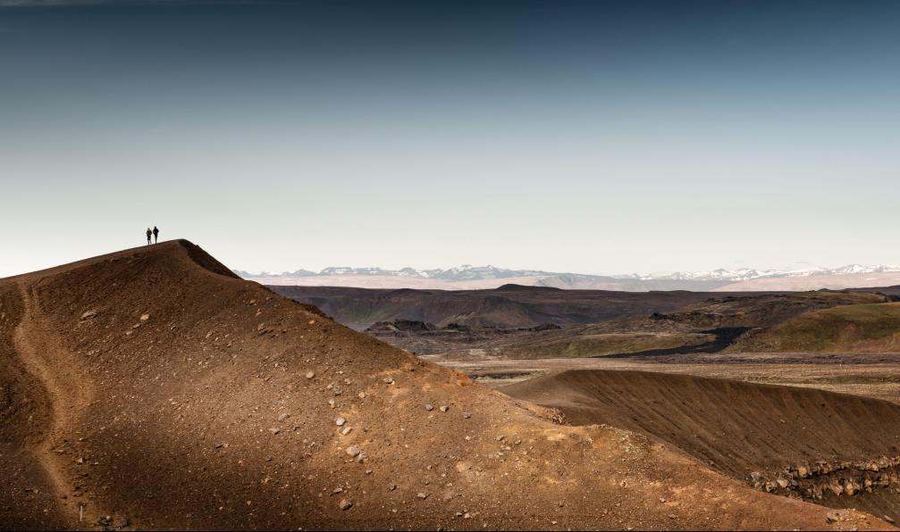 Deer - Andrew - Adobe stock - Randonneurs sur le crète du cratère du volcan, Krafla, Myvatn, Islande - Exploration intégrale des hautes terres d'Islande - 7