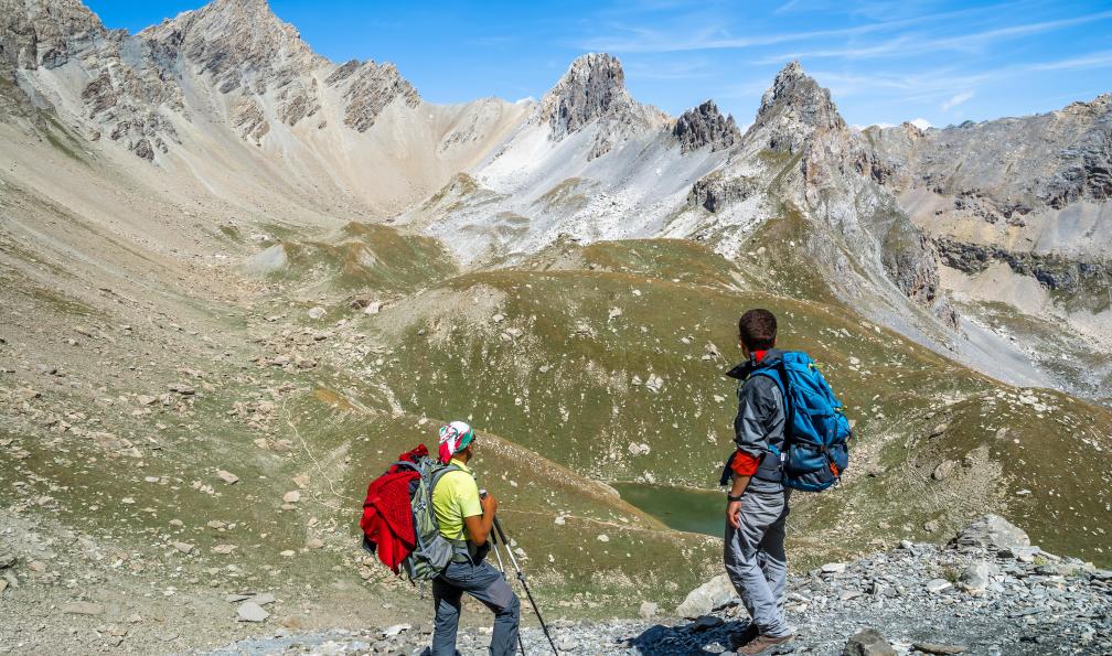 Alessandrogiam - Adobe stock - Randonneurs regardant le bivouac de Barenghi est situé au bord du lac de Vallonasso, Italie - Les 3000 du Queyras au Piémont - 6