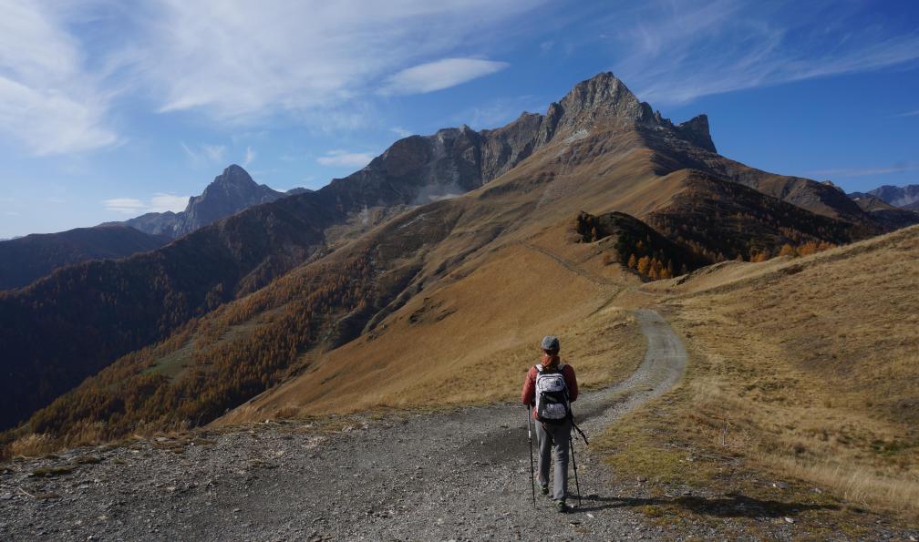Hauer -  Florian -  Randonneuse face au mont Pelvo d'Elva, val Maira, Piémont, Italie - Les sommets du Val Maira - 7