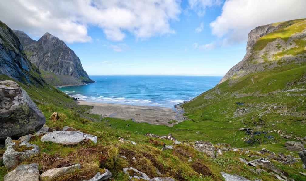 Saturated -  Istock -  Paysage norvégien-plage de Kvalvika, sentier de randonnée et montagnes environnantes;Norvège - Automne boréal : les îles Lofoten - 2