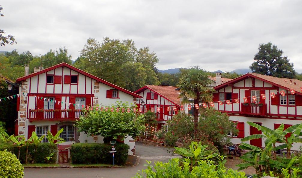 Riva - Gaël - Façades typiques du pays basque, Pyrénées, France - Traversée du pays basque à vélo - 7