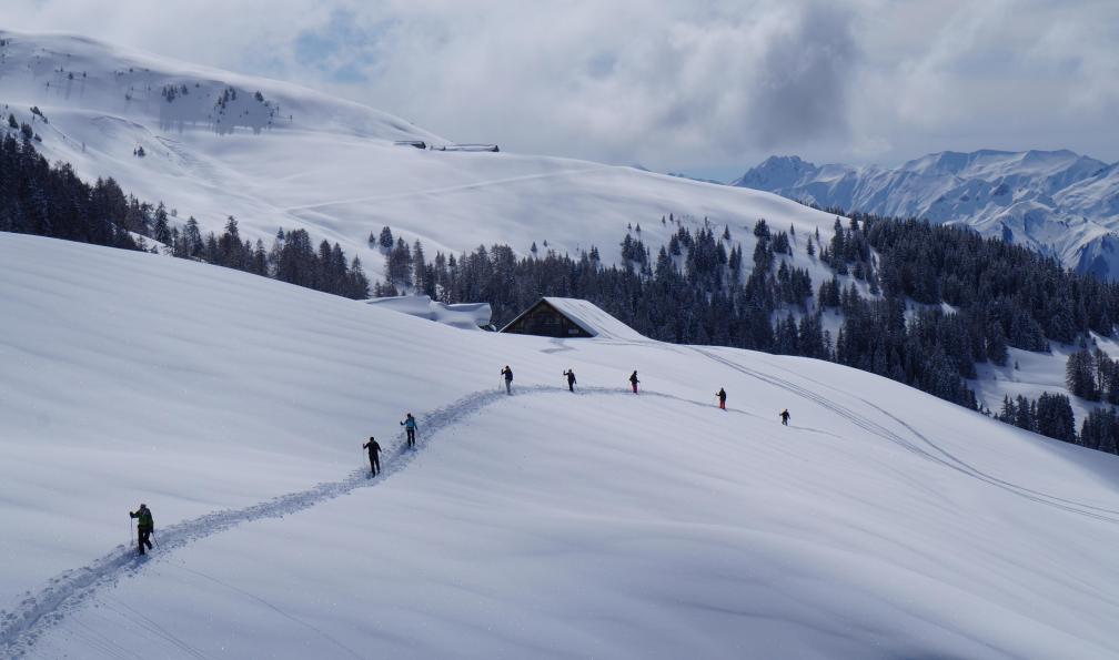 Randonneurs à raquettes dans le Beaufortain, Alpes. - Raquette confort au coeur du Beaufortain - 9