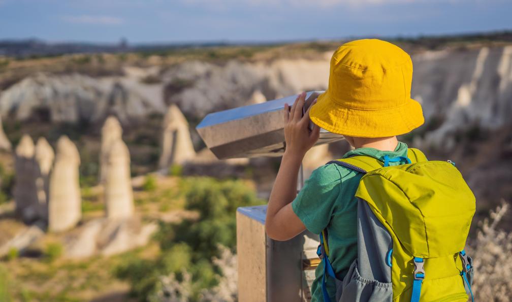 galitskaya - Adobe Stock - Garçon regardant à travers des jumelles la vallée avec des formations rocheuses et des grottes féeriques près de Goreme en Cappadoce, Turquie - L'odyssée des petits sultans - 9