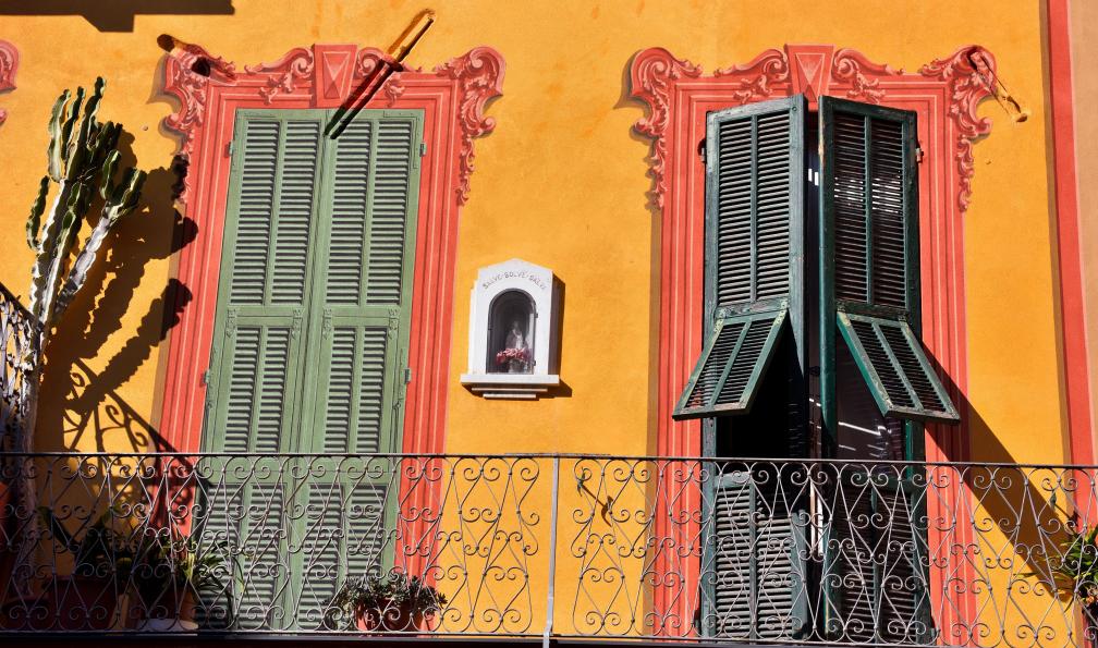 maudanros - Adobe stock - Façade colorée, détail d'un balcon d'une maison historique dans le village ligure Loano ,Italie - Tra Mare e Monti en Ligurie - 1