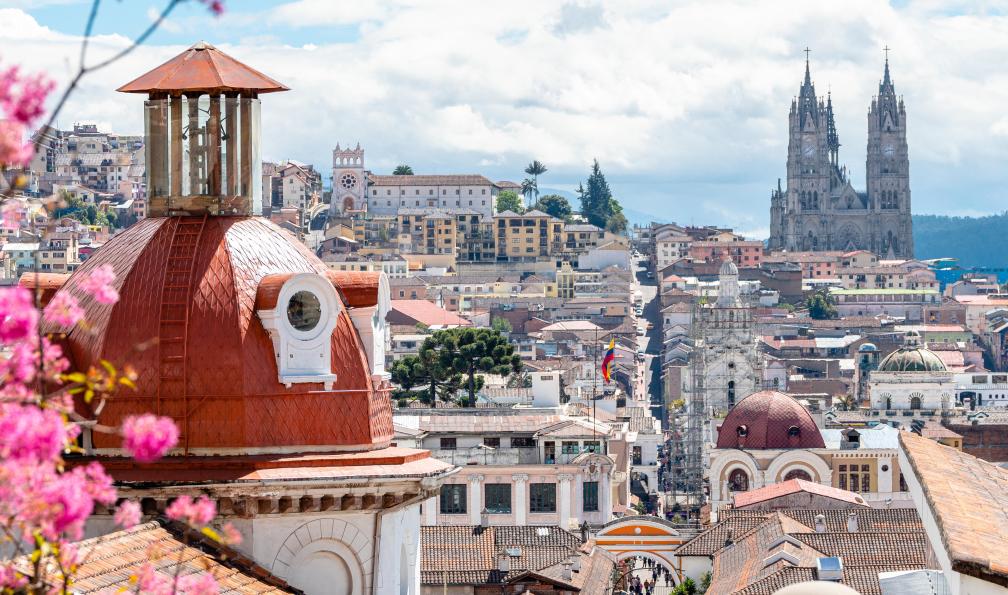 jon_chica - Adobe stock - Vue sur les toits de la ville de Quito et ses bâtiments historiques, Equateur - L'Équateur au rythme des volcans et des Galápagos - 1