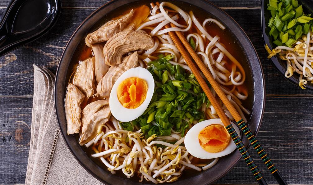 tbralnina -  Istock -  Les ramen japonaises soupe au poulet, ½uf, ciboulette et Sprout;Japon - Mont Fuji et cités impériales - 1