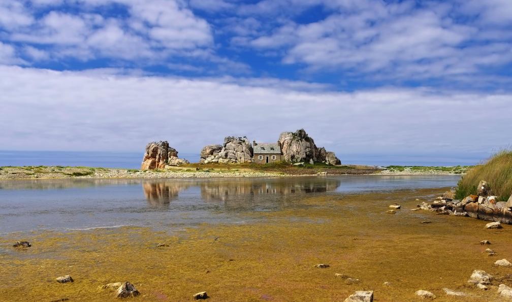 LianeM -  Istock -  Plougrescant La Maison du Gouffre en Bretagne, France - Paimpol et la côte de Goëlo - 3