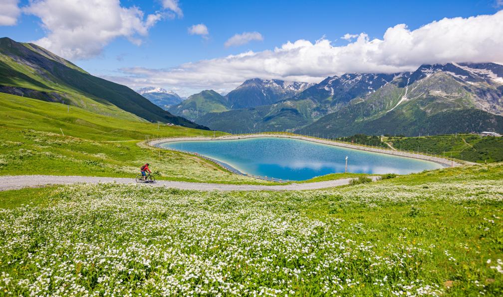 Grez - Nacho - Cycliste passant près d'une retenue d'eau sur le circuit Annecy à Chamonix, Alpes, france - Du lac d'Annecy à Chamonix à VTT - 5