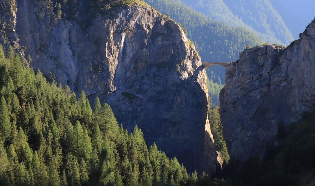 Jacky Jeannet - Adobe stock - Pont dans la Haute vallée de l'Ubaye, alpes, France - Lacs et montagnes de l'Ubaye - 1