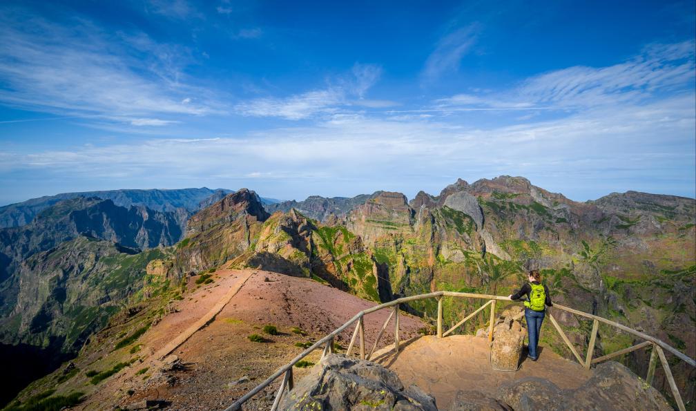 Nikiforov - Alexander - Adobe Stock - Randonneuse admirant la vue sur la randonnée de Pico Arieiro et Pico Ruivo, Madère - Randonnées de picos en levadas - 1