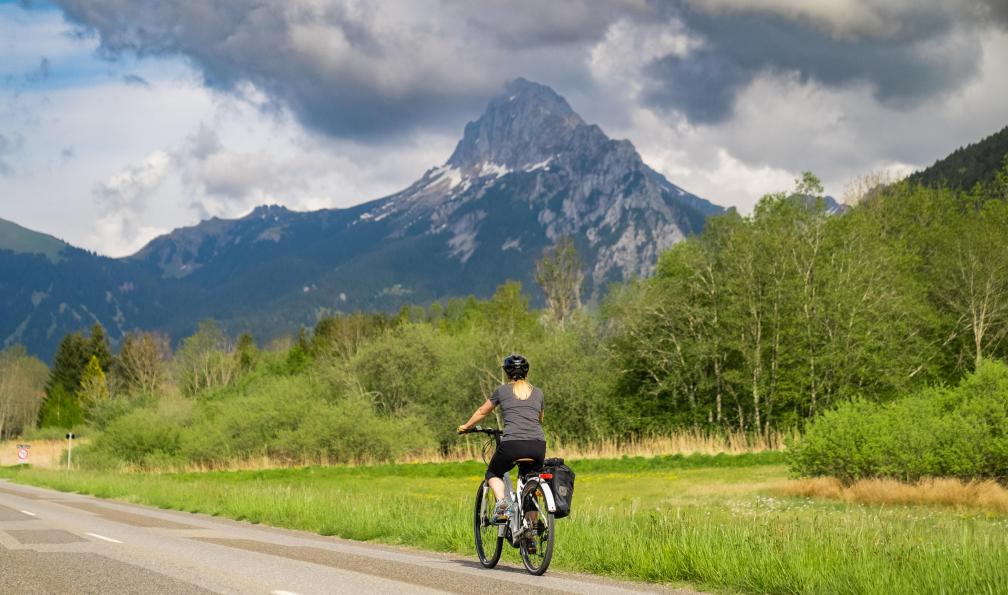 Crétois - Chloé - Femme à vélo avec une montagne en fond - Le Léman, entre lac et montagne à vélo - 7