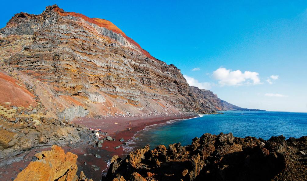 gadzius - stock.adobe.com - Plage de sable rouge, Playa del Verodal sur Hierro, Îles Canaries, Espagne - El Hierro, île préservée - 7