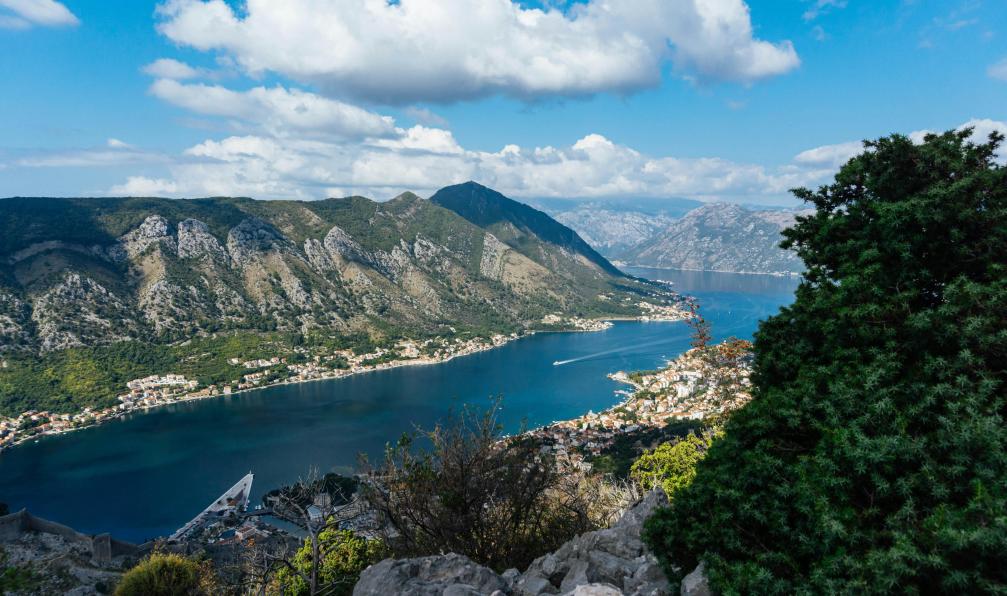 Malai - Anastasiia - Unsplash - Vue sur la ville de Kotor, Monténégro - Insolite Monténégro - 8