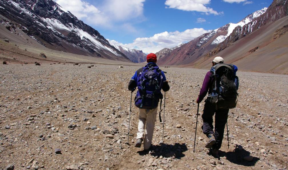 Randonneurs dans une vallée, Plomo, Aconcagua, Chili, Argentine. - L'Aconcagua (6962 m) par la voie normale - 9