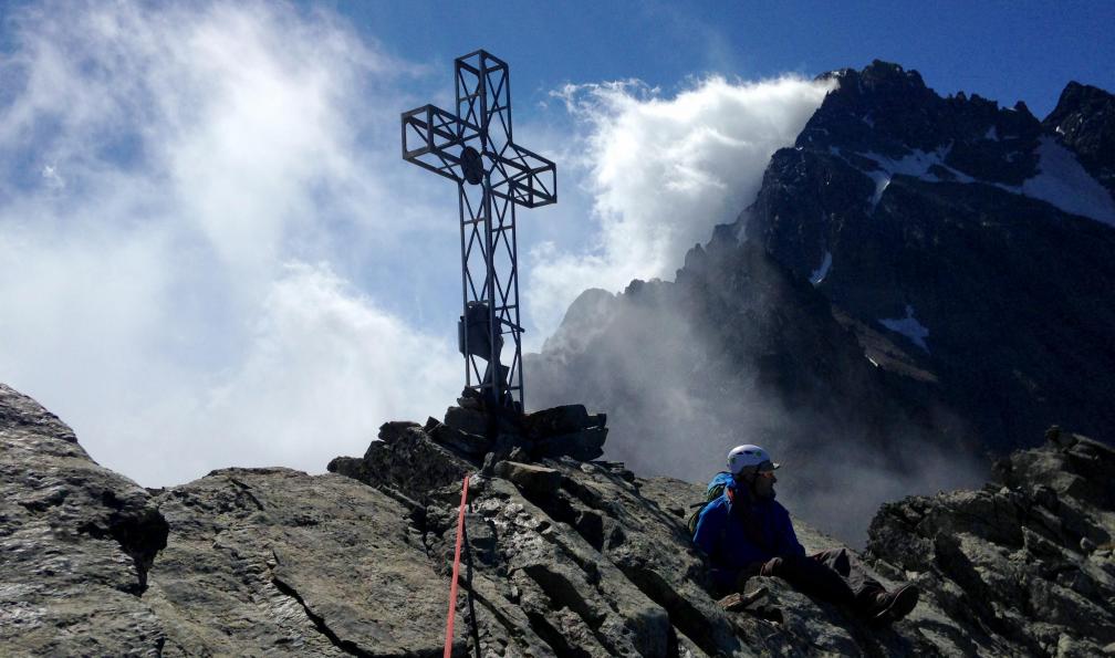 Menet -  Yoann -  Apiniste au repos et croix sommitale de la pointe Venezia, Italie - Objectif Mont Viso (3841 m) - 8