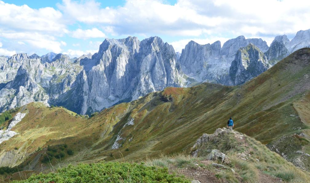 Andrzej - stock.adobe.com - Randonneur devant le panorama de montagnes du parc national de Prokletije - Balkan Trail, trek au coeur des Alpes Albanaises - 1