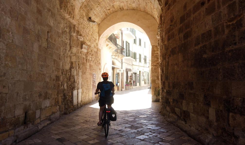 Garioud - Nadège - Cycliste dans la vieille ville d'Otranto, Pouilles, Italie - L'essentiel des Pouilles à vélo - 2