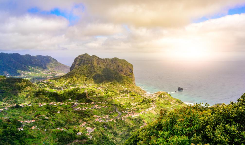 Dannhauer  -  Simon  -  Adobe stock -  Porto da Cruz dans le nord de l'île de Madère - Cap sur les hauteurs de Madère - 2