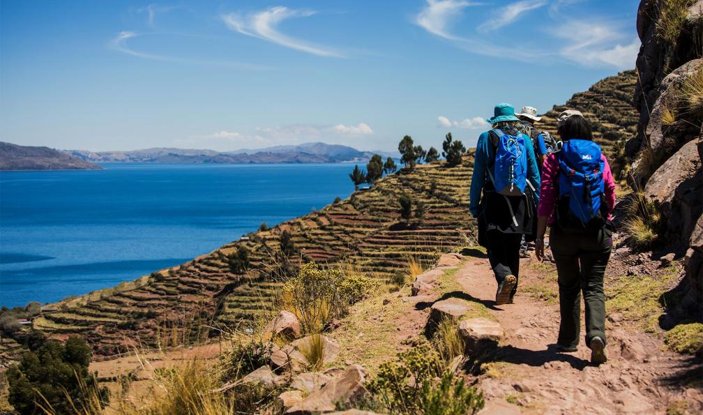 Randonneurs sur l'île de Taquilé, lac Titicaca, Pérou. - Inca Colca - 4